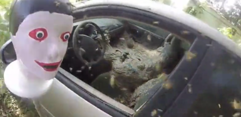 Έβαλε μια… κούκλα στο αμάξι – Ο λόγος; Απλά απίστευτος (βίντεο)