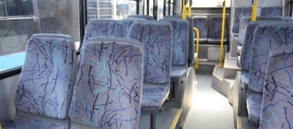 Αυτός είναι ο λόγος που τα καθίσματα των λεωφορείων είναι πάντα πολύχρωμα