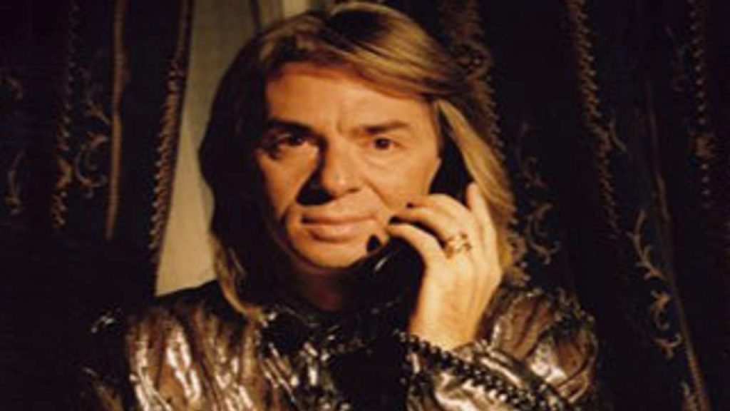 Ο Νίκος Χορταρέας «μεταμορφώθηκε» σε… πατήρ Κυπριανός – Δείτε τον με πετραχήλι δίπλα στην αγία τράπεζα (βίντεο-φωτο)