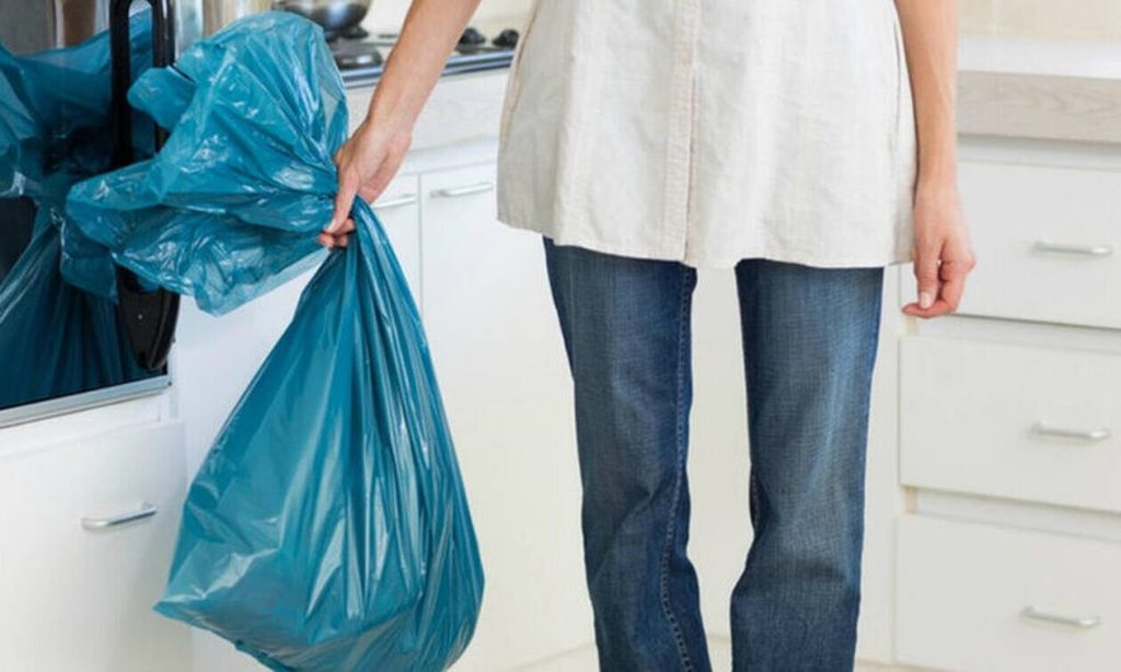 Αυτός είναι ο λόγος που πρέπει να βάζεις πάντα λίγο βαμβάκι στα σκουπίδια σου