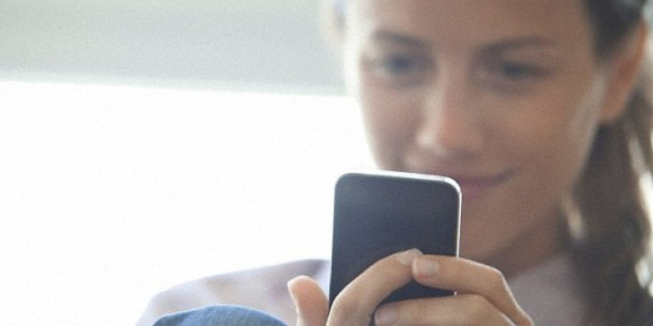 Τα σημάδια για να καταλάβετε αν σας παρακολουθούν το κινητό τηλέφωνο