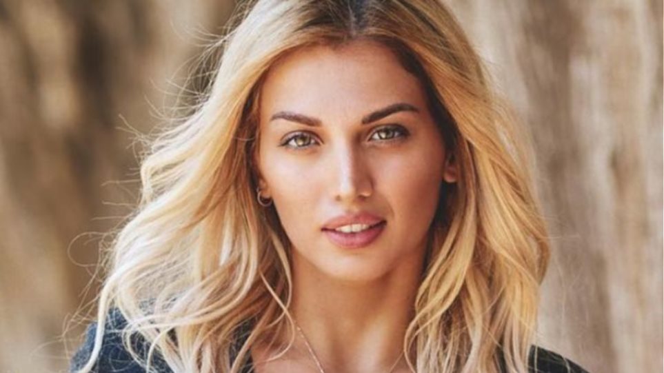 Στο Παρίσι η Κωνσταντίνα Σπυροπούλου – Με μίνι φόρεμα και πούπουλα (φωτο)