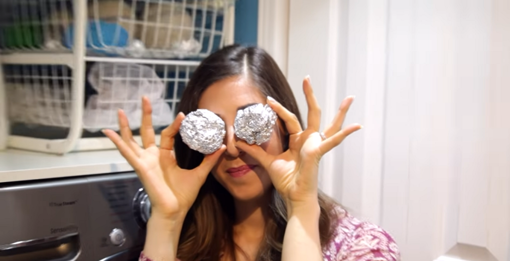 Δε φαντάζεστε για ποιο λόγο έβαλε μια μπάλα από αλουμινόχαρτο στο πλυντήριο (βίντεο)