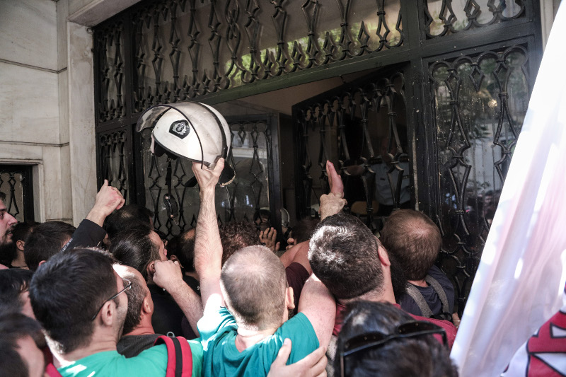 Μάχες σώμα με σώμα στο Κολωνάκι: Μέλη του ΠΑΜΕ έκαναν «ντου» σε συμβολαιογραφείο (φώτο)