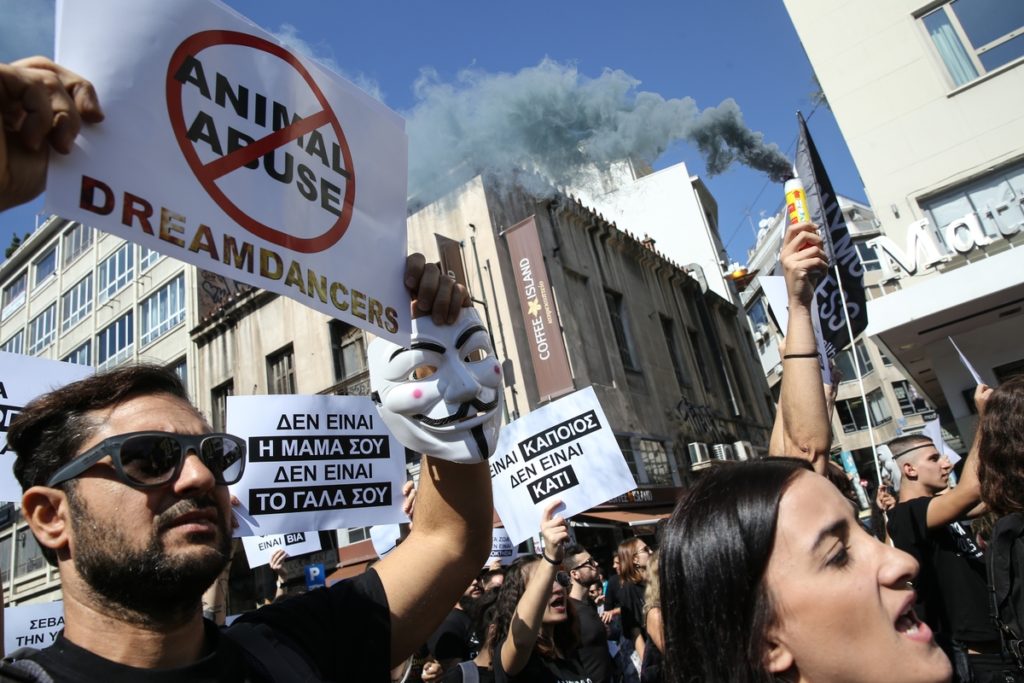 Μ.Βρετανία: Πελάτης πιτσαρίας χτυπάει βίγκαν «ακτιβίστρια» (βίντεο)