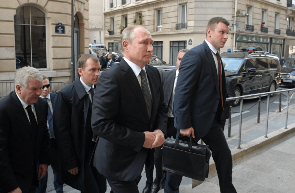 «Είδωλο» ο Β.Πούτιν: Οι Γάλλοι αστυνομικοί στην κηδεία του Ζακ Σιράκ ζήτησαν να φωτογραφηθούν μαζί του! (βίντεο)