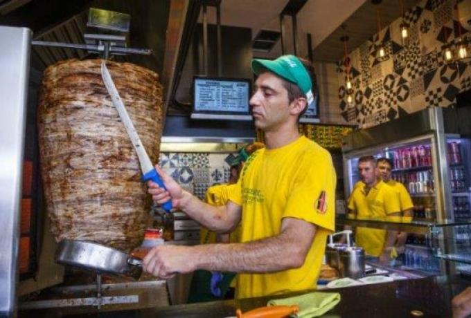 «Δεν το κάνουν καλά» 2 άτομα: Το θρακόψωμο-γίγας που σβήνει το πιτόγυρο (φώτο)