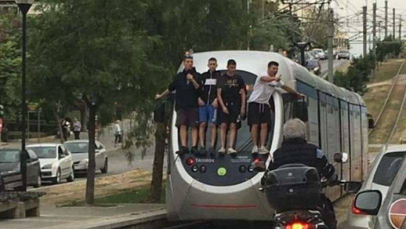 Η νέα μόδα της ελληνικής νεολαίας: Νεαροί σκαρφαλώνουν στο Τραμ ενώ αυτό κινείται (φώτο)