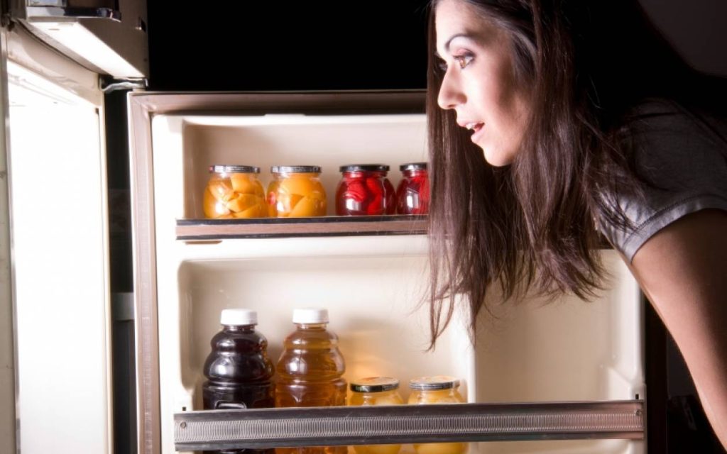 Οι 4+1 τρόποι για να σταματήσεις τις βραδινές επισκέψεις στο ψυγείο