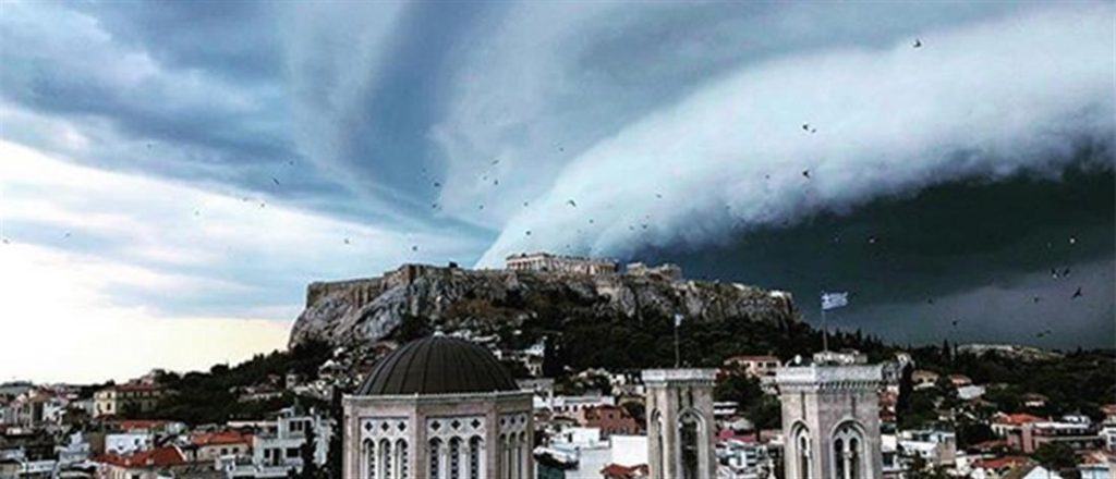 Shelf Cloud: Τί είναι το σύννεφο που κάλυψε σήμερα την Αθήνα
