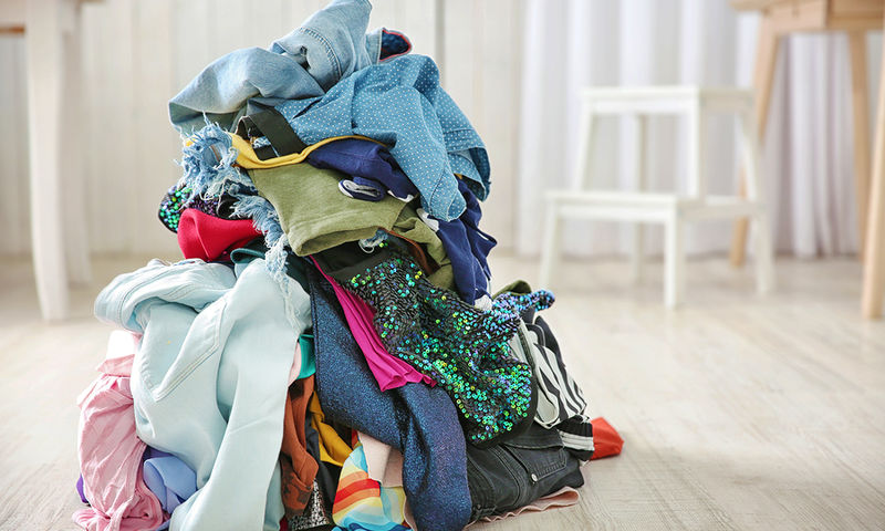 O λόγος που δεν πρέπει να αφήνετε τα άπλυτα ρούχα πάνω στο κρεβάτι