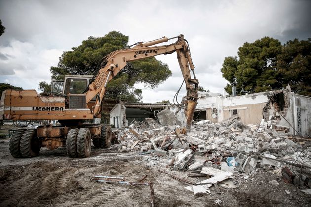 Μάτι: Ξεκίνησαν οι κατεδαφίσεις των ακατάλληλων για κατοικία σπιτιών