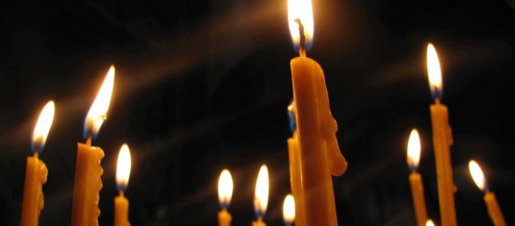 Γιατί δε πρέπει να σβήνουμε γρήγορα τα κεριά στην εκκλησία;