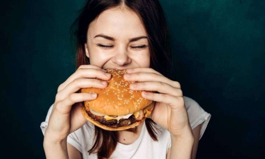 Ποια είναι τα 4 μυστικά για να μην πάρεις όλες τις θερμίδες από ένα «πλούσιο» γεύμα