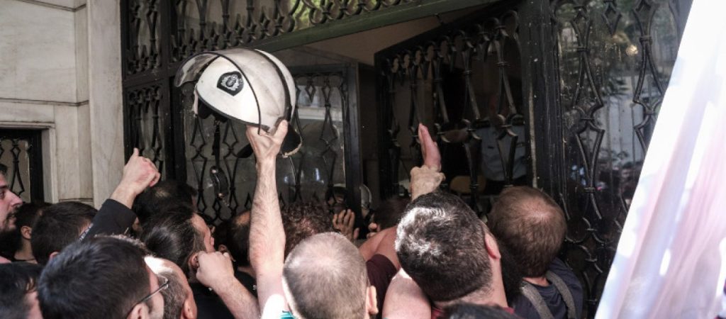 Συμβολαιογράφοι για την «εισβολή» του ΠΑΜΕ στο Κολωνάκι: «Οι νόμοι ισχύουν μεν, αλλά δεν εφαρμόζονται»