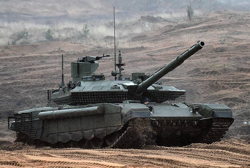 O ρωσικός στρατός «υποδέχεται» το άρμα μάχης T-90 (βίντεο)