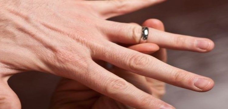 Πώς βγαίνει το δαχτυλίδι που έχει κολλήσει στο δάχτυλο (βίντεο)