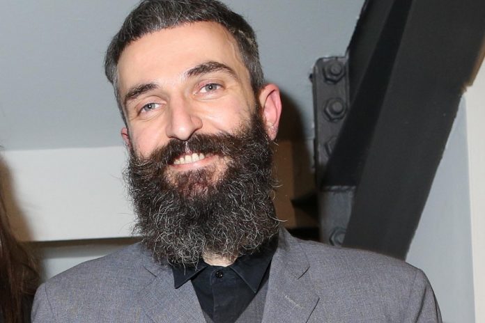 Ο Άρης Σερβετάλης μας δείχνει πόσο έχει αλλάξει με τα χρόνια