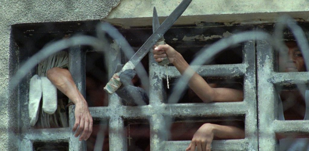 Βενεζουέλα: Σάλος με βίντεο που δείχνει σωφρονιστικούς υπαλλήλους να βασανίζουν κρατούμενους (βίντεο)