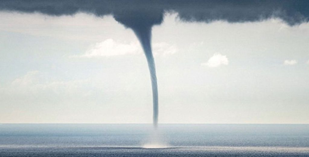 Υδροστρόβιλοι και ανεμοστρόβιλος πλήττουν την Ηλεία (βίντεο)