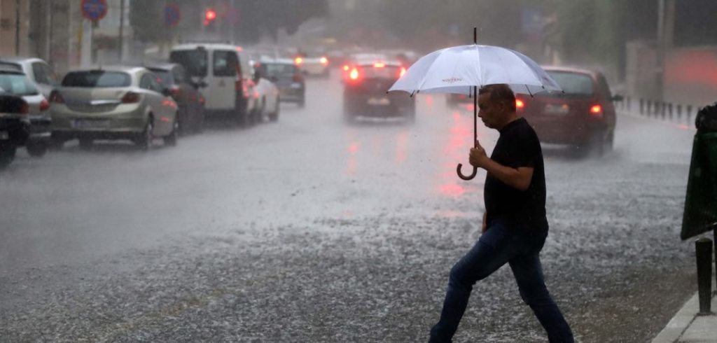 Χαλαζοπτώσεις και καταιγίδες σε όλη την χώρα: Η κακοκαιρία «σκέπασε» την Αττική (φωτό)