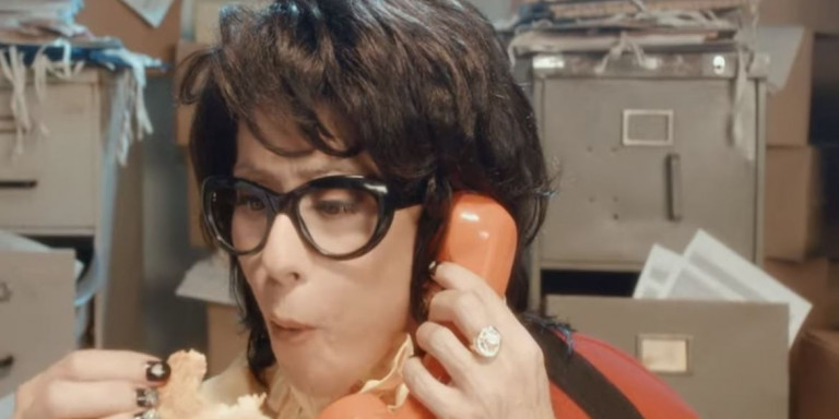 Ποια γνωστή παρουσιάστρια είναι η κυρία με το τυροπιτάκι στη διαφήμιση; (βίντεο)