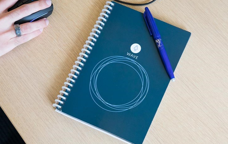 Το επαναχρησιμοποιούμενο τετράδιο που σβήνουν οι σελίδες του όταν το βάζεις στον φούρνο μικροκυμάτων (βίντεο)