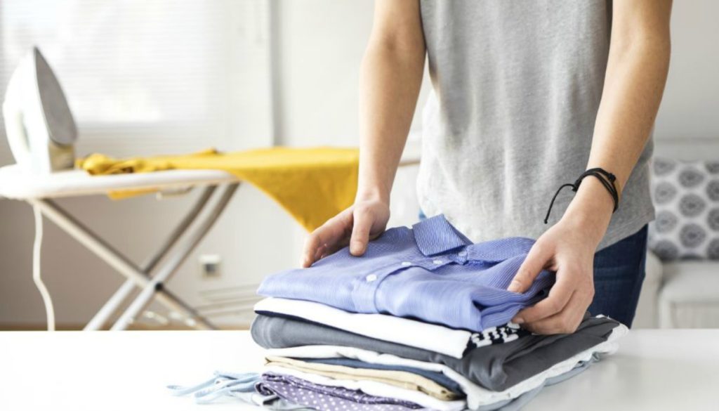 Το τέλειο κόλπο για να έχεις σιδερωμένα ρούχα χωρίς να κουράζεσαι (βίντεο)