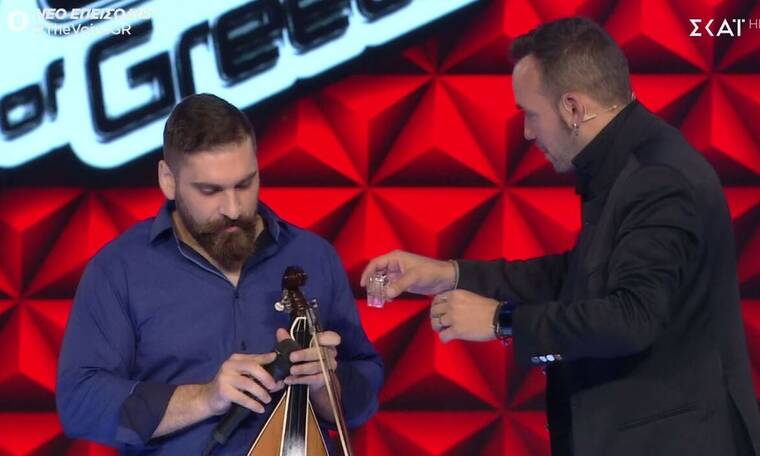 The Voice: Έφερε ρακές στους κριτές – Κερνούσε πάνω στη σκηνή (φωτο)