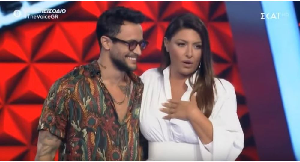 Γδύθηκε στον «αέρα» για να κάνει δώρο το πουκάμισο του (βίντεο)