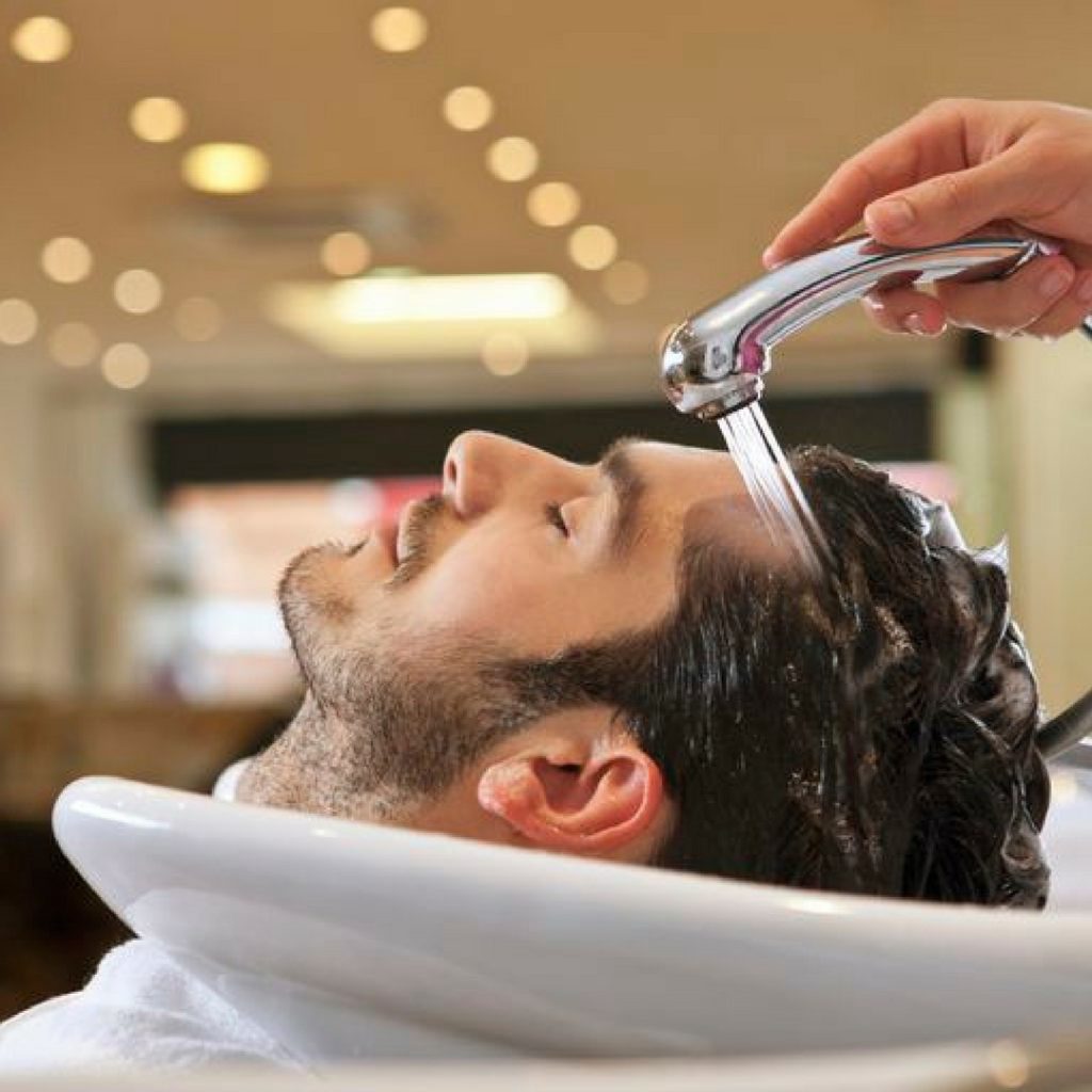 Μετά το κούρεμα κατέληξε στην εντατική – Το λάθος της κομμώτριας που παραλίγο να του κοστίσει τη ζωή