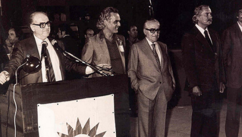 Ο Τσίπρας αντιγράφει τη διεύρυνση του παπανδρεϊκού ΠΑΣΟΚ… 20 χρόνια πριν