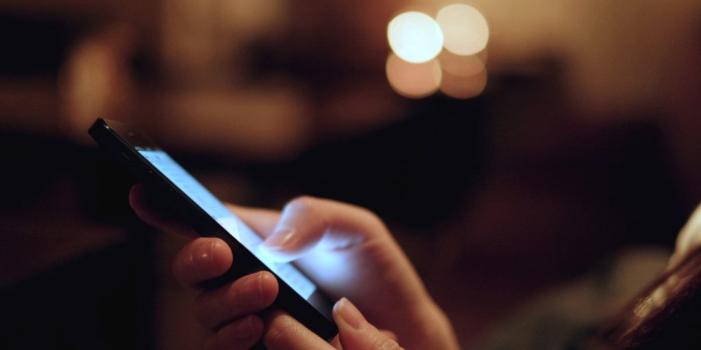 Ξάπλωσε να κοιμηθεί και δε ξύπνησε ποτέ – Εξερράγη το κινητό της και τη σκότωσε