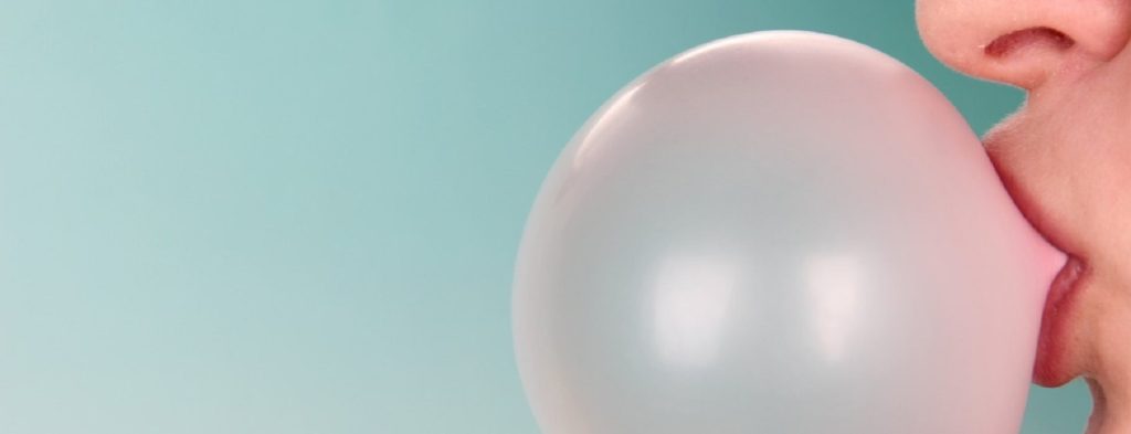 Κολλημένη τσίχλα σε μαλλιά ή ρούχα; – Το έξυπνο και γρήγορο κόλπο να την αφαιρέσετε