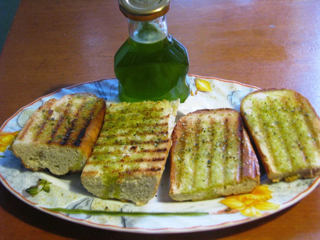 Ψωμί με τομάτα το σνακ για την καρδιά