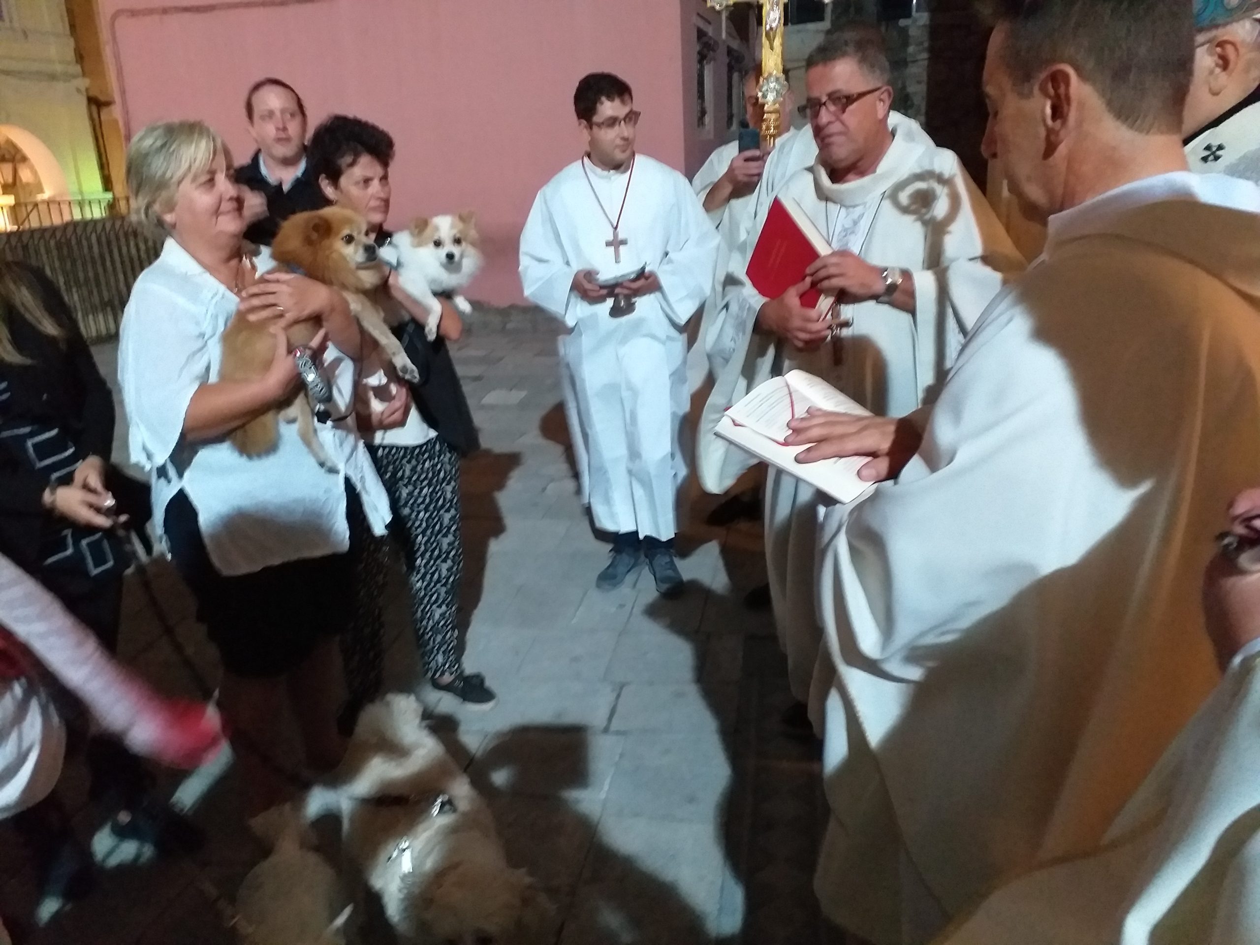 Έθιμο στην Κέρκυρα – Πήγαν τα ζώα τους στην εκκλησία για να τα ευλογήσουν
