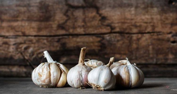 Αυτός είναι ο νέος τρόπος καθαρίσματος του σκόρδου