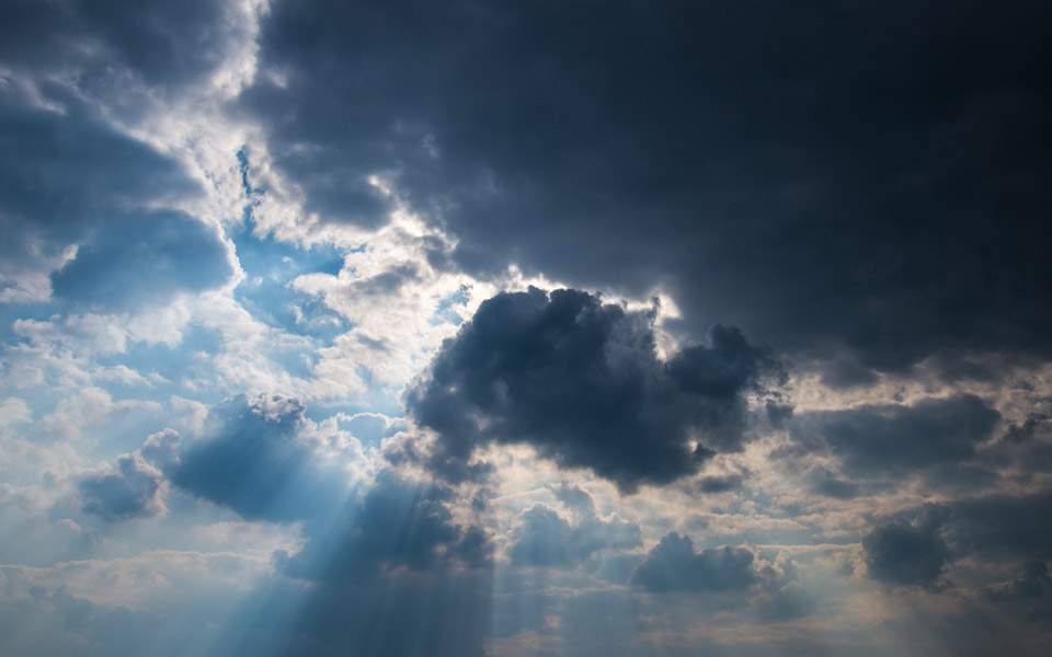 Καιρός: «Συννεφιασμένη Κυριακή» σήμερα – Έως 28 βαθμούς- Που θα βρέξει