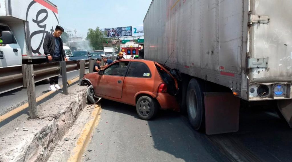 Φοβερή καραμπόλα για χάρη ενός σκύλου (βίντεο)