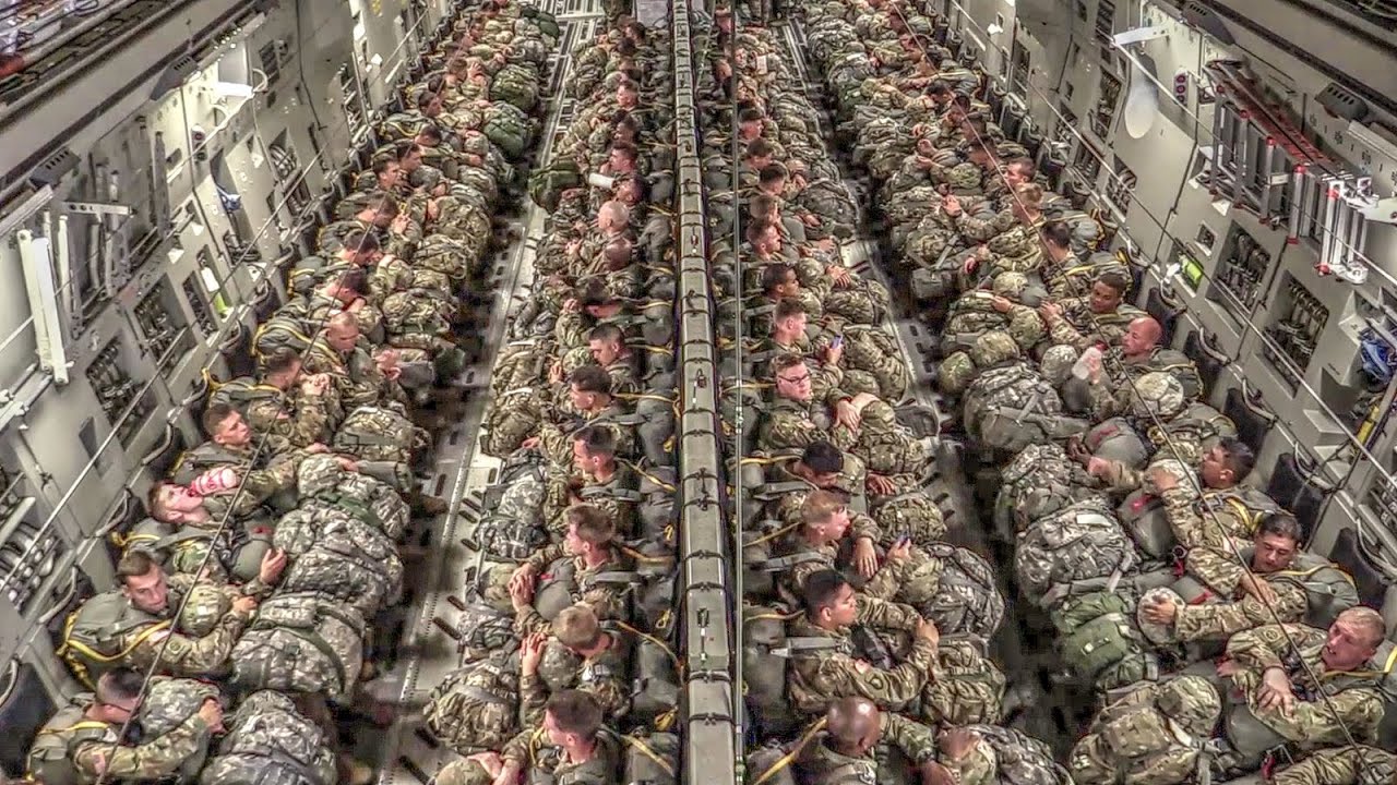 Υπερθέαμα στον αέρα: Εκατοντάδες Αμερικανοί αλεξιπτωτιστές σε  άλμα  από C-17