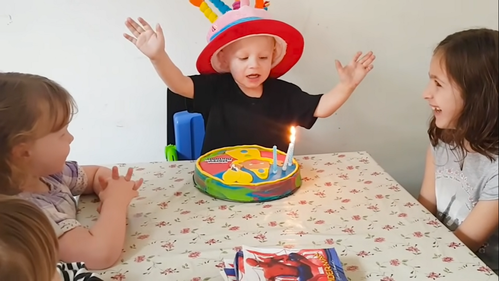 Δείτε τις επικές αντιδράσεις παιδιών που δεν… πρόλαβαν να σβήσουν το κεράκι της τούρτας (βίντεο)
