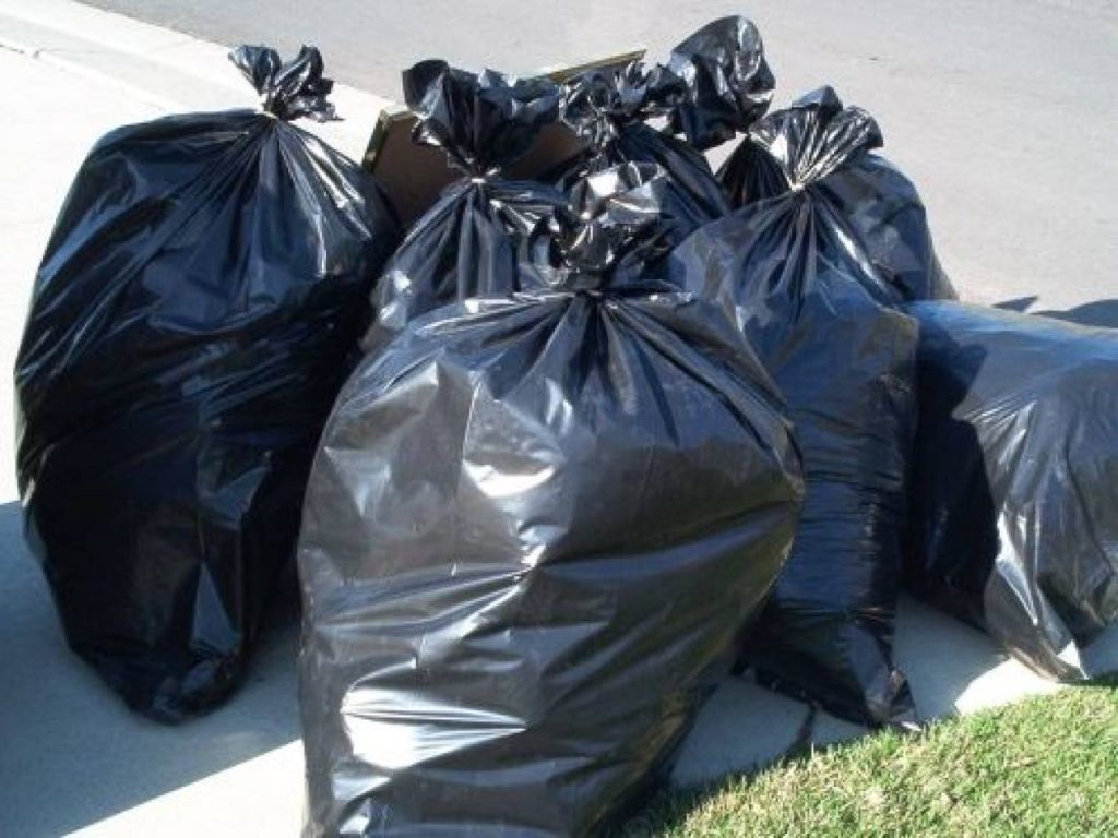 Πάτρα: Αντί για τα σκουπίδια πέταξε… 20.000 ευρώ – Η σακούλα έκρυβε μια μεγάλη «παγίδα»