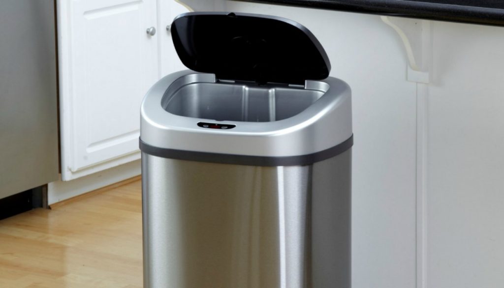 Το έκανε και αυτό ο Έλληνας: Οδηγός έβγαλε βόλτα τα… σκουπίδια του (φωτο)