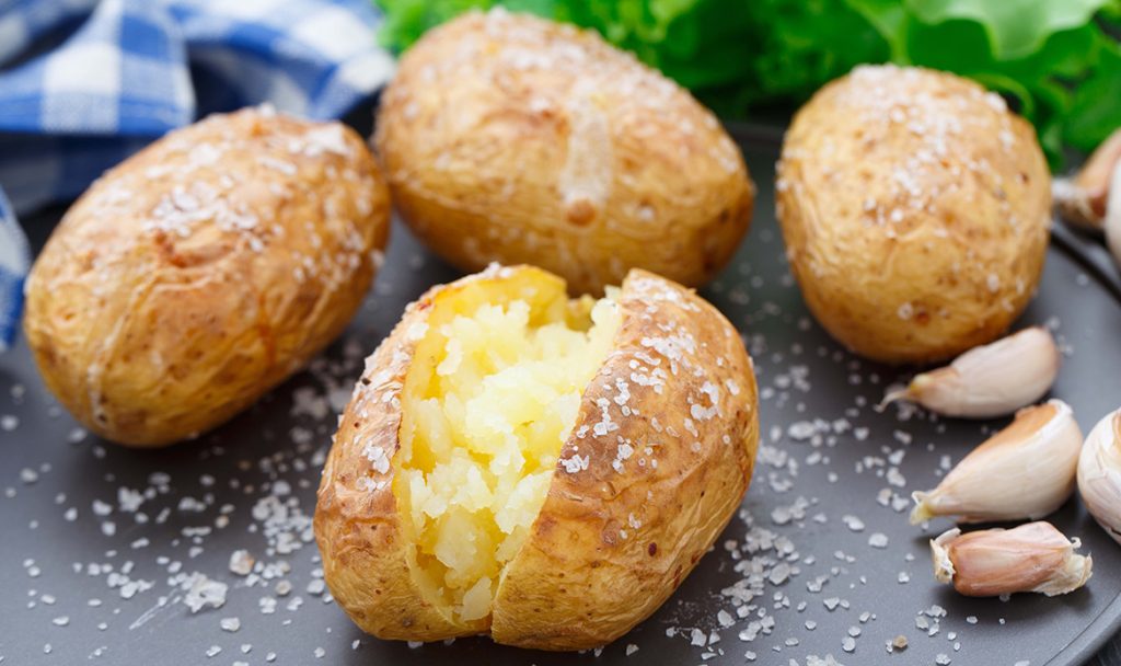 Το λάθος που κάνουμε όλοι όταν μαγειρεύουμε πατάτες και ο κίνδυνος που παραμονεύει