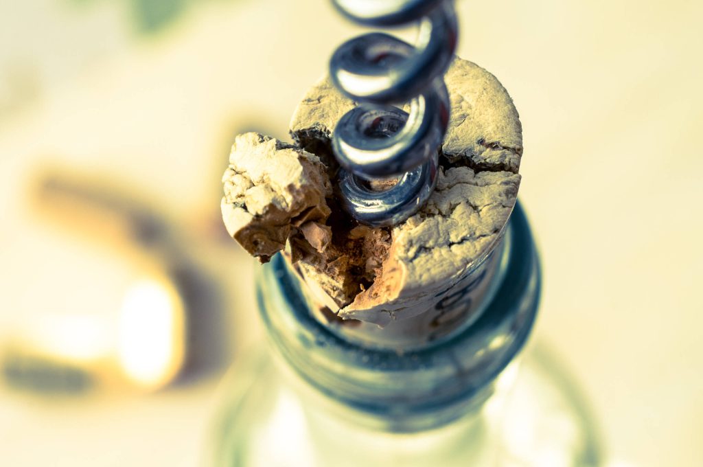 Το έξυπνο και γρήγορο κόλπο για να βγάλετε το φελλό μέσα από ένα μπουκάλι (βίντεο)