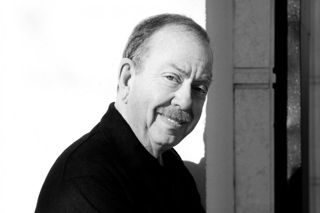 Ηλίας Μαμαλάκης: Δείχνει για πρώτη φορά το εντυπωσιακό σπίτι του στο Διόνυσο (βίντεο)