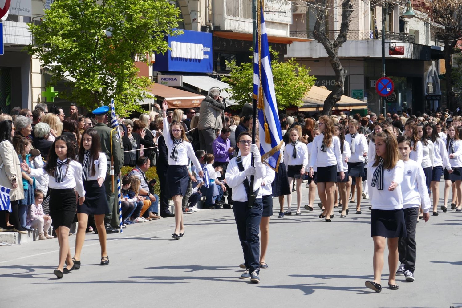 Μαθητική παρέλαση 28ης Οκτωβρίου: Καταργείται η κλήρωση στους σημαιοφόρους-Επανέρχεται το κριτήριο επίδοσης μαθητή