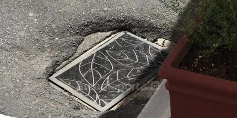 Μόνο στην Ελλάδα αυτά – Έστρωσε πατάκι πάνω στο… φρεάτιο (φώτο)