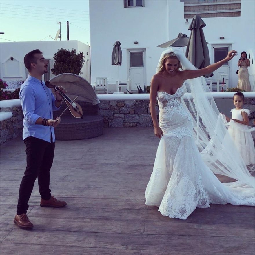 Σάσα Μπάστα: Ντύθηκε νύφη και χόρευε μέχρι πρωίας (βίντεο)