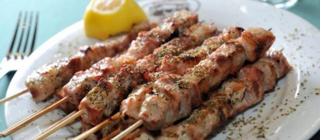 Το αιώνιο δίλημμα – Τελικά το λέμε… σουβλάκι ή καλαμάκι;